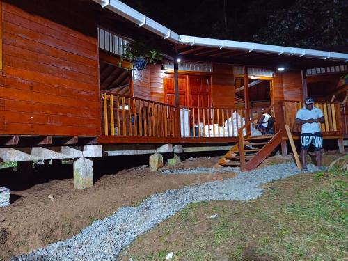 基布多Paraíso Verde Lodge的站在木屋前的人