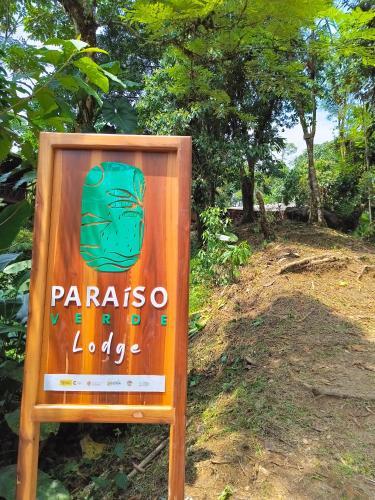 基布多Paraíso Verde Lodge的田野公园的标志