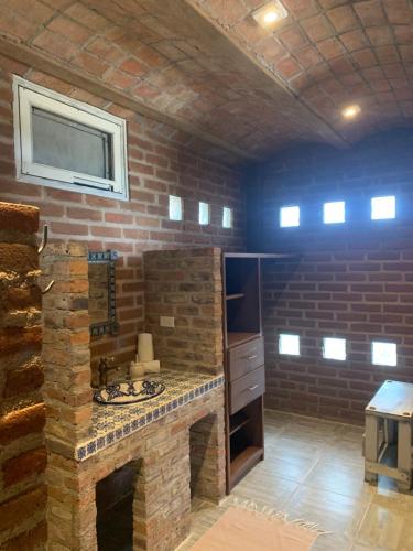 El PescaderoBaja69 lodge的一间带砖墙和水槽的浴室