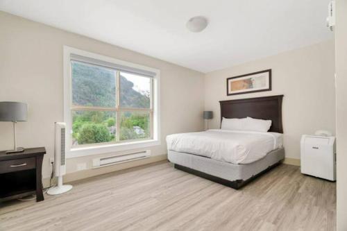 哈里森温泉Scenic 3BR Penthouse Suite w/ Rooftop Lake View的白色的卧室设有床和窗户