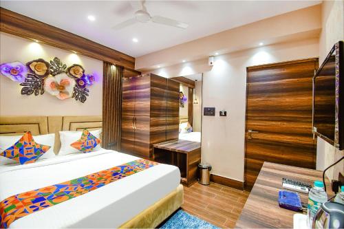 加尔各答FabHotel Prime Jalsa的一间酒店客房 - 带一张床和一间浴室