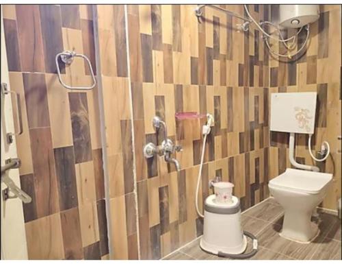 瓦朗加尔Hotel Grand Inn, Warangal的一间带卫生间和淋浴间的浴室
