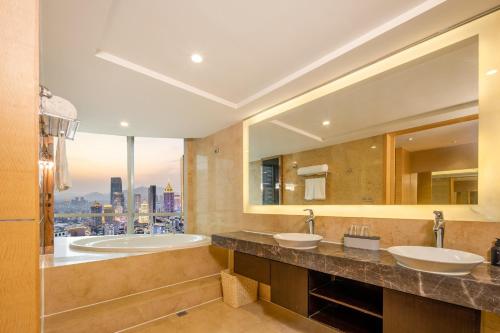 无锡无锡三阳广场中山路亚朵X酒店的一间带两个盥洗盆的浴室和一个大窗户