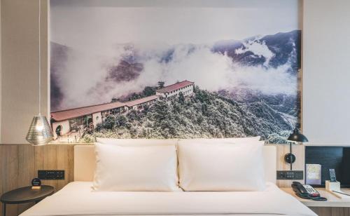 宁波宁波机场鄞州大道亚朵酒店的一间有一张山上火车海报的卧室