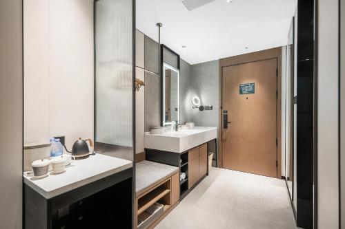 成都成都锦华万达琉璃场亚朵酒店的一间带水槽和镜子的浴室