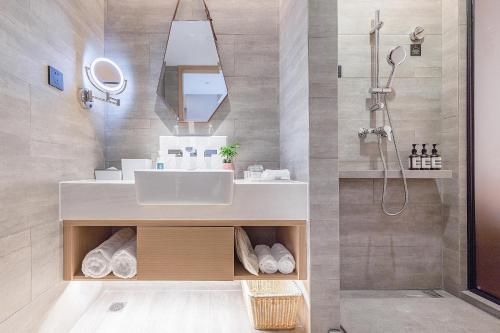 宁波宁波鄞州万达明州里亚朵酒店的一间带水槽和淋浴的浴室
