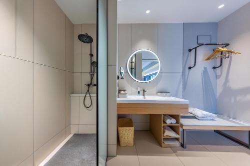 Jiangning南京江宁未来网络小镇亚朵X酒店的一间带水槽和镜子的浴室