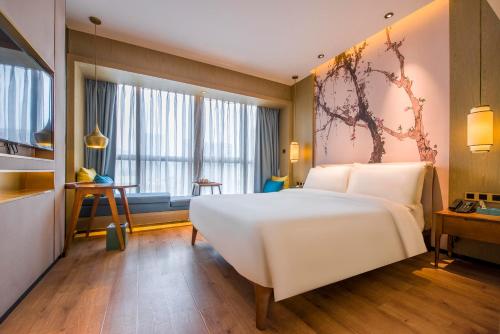 广州广州北京路天字码头亚朵S酒店的卧室设有一张白色大床和一扇窗户。