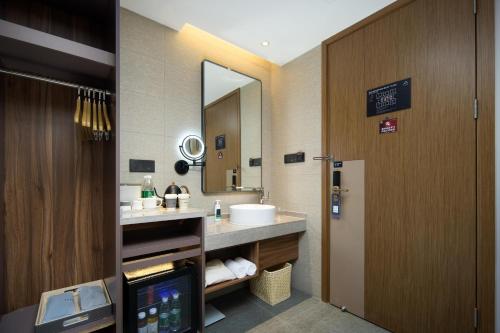 杭州杭州滨江火炬大道亚朵X酒店的一间带水槽和镜子的浴室