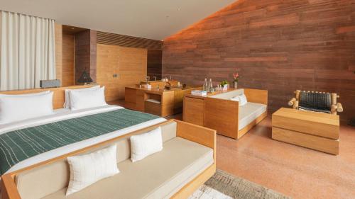 塞米亚克Potato Head Suites & Studios的一间卧室配有一张床、一个浴缸和一个水槽