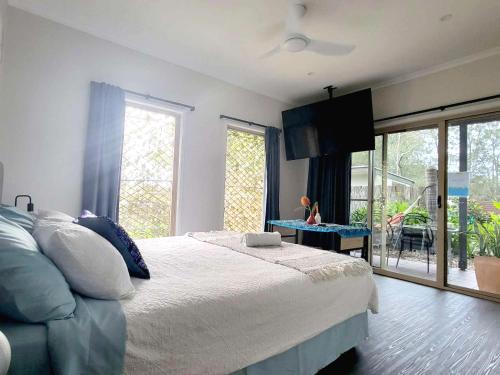 玛志洛Beachside One Bedroom Flat Retreat的一间卧室配有一张大床和一张桌子
