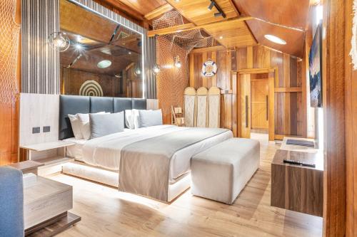乌姆盖万帕尔马海滩Spa度假酒店的一间卧室配有一张大床和一张沙发