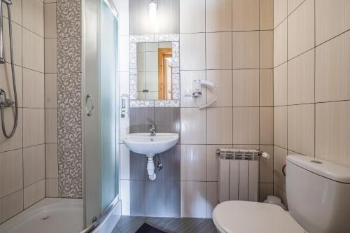 扎科帕内Pokoje gościnne Siodemka的白色的浴室设有水槽和卫生间。