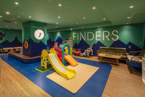 台北Finders Hotel-Fu Qian的一个带滑梯和滑梯的儿童游乐区