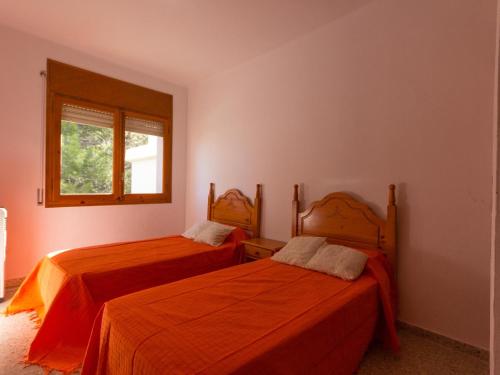 拉梅特拉·德·玛尔INNOUTHOME GRAN CASA CON PISCINA Virgen Cinta的一间卧室设有两张床和窗户。