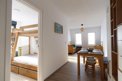 帕莱Ravna Planina的客房设有床、桌子和双层床。