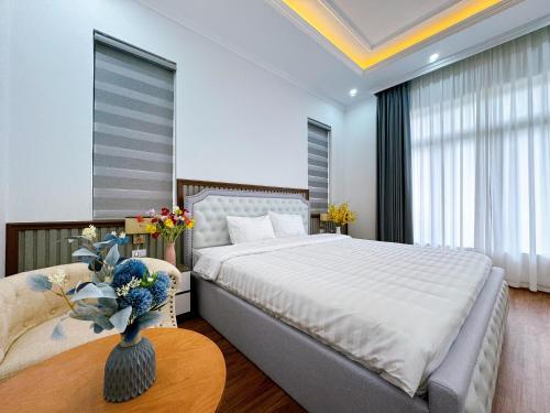 下龙湾Phượng Hoàng villa的一间卧室配有一张大床和一张桌子