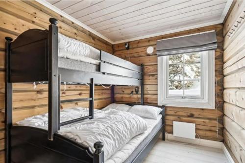 BjorliBjorliKos的小木屋内一间卧室(带双层床)
