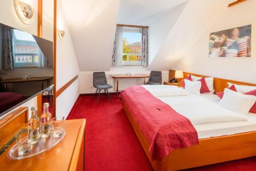 策勒布鲁姆拉格酒店的小房间设有一张床和一张桌子