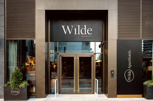 伦敦Wilde Aparthotels London Paddington的带有读取野生动物标志的建筑物入口