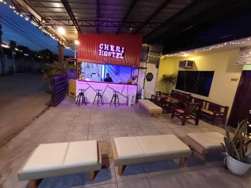 莫阿尔博阿CheRi Backpackers Hostel的配有长凳的舞台和宾馆标志
