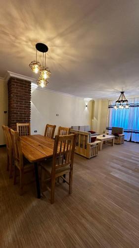 亚的斯亚贝巴Annaye Apartment的客厅配有木桌和椅子