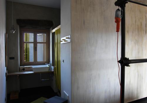 塞拉伦加达尔巴B&B acaso的一间带水槽和窗户的浴室