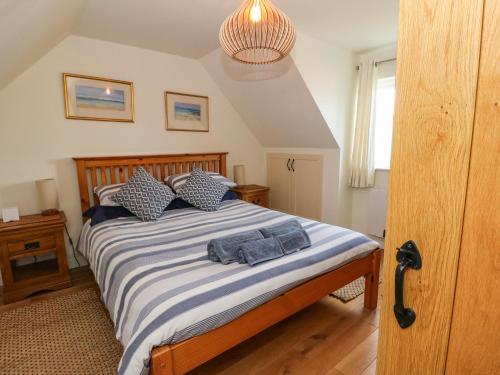 LochailortViking Cottage的一间卧室配有蓝色和白色床单