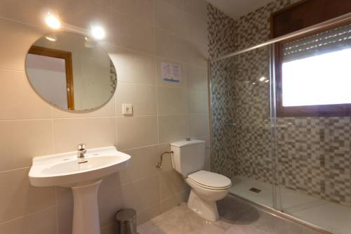 拉梅特拉·德·玛尔INNOUTHOME GRAN CASA CON PISCINA Virgen Cinta的一间带水槽、卫生间和镜子的浴室