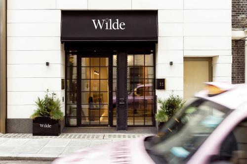 伦敦Wilde Aparthotels London Covent Garden的野生动物商店入口处的建筑物
