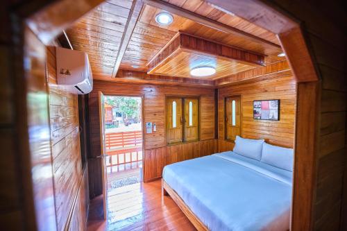 班柯木Song Lay Resort, Koh Mook, Trang THAILAND的一间小卧室,船上配有一张床
