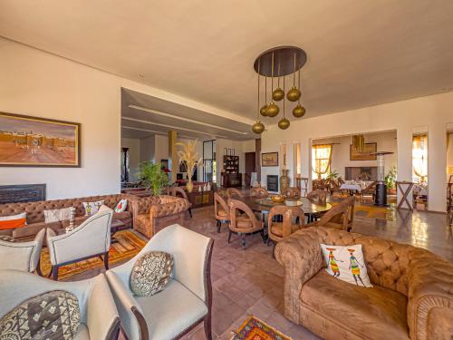 乌鲁卡卡斯巴赫阿古斯坦恩酒店的带沙发和椅子的大客厅