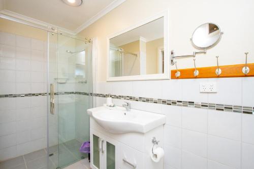 ToodyayPecan Hill BNB的白色的浴室设有水槽和淋浴。