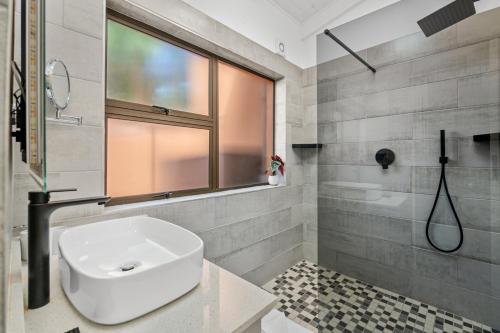 绍斯布鲁姆San Lameer Villa 1908 - 2 Bedroom Classic - 4 pax - San Lameer Rental Agency的一间带水槽和窗户的浴室