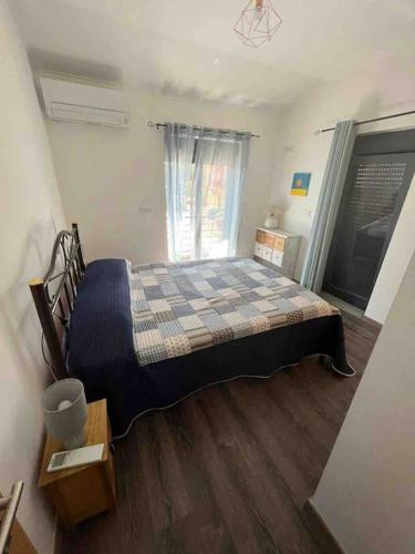 巴雷鲁Spacious House 3 Rooms的一间卧室设有一张床和一个窗口