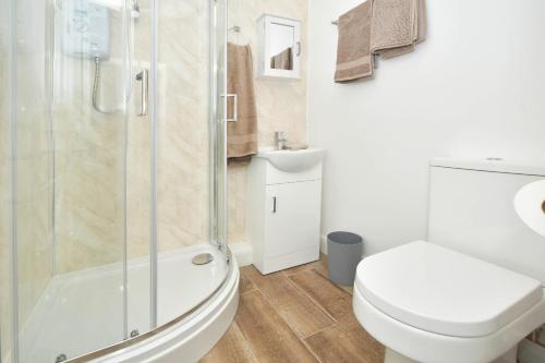 特伦特河畔斯托克K Suites - Westport Road的带淋浴、卫生间和盥洗盆的浴室