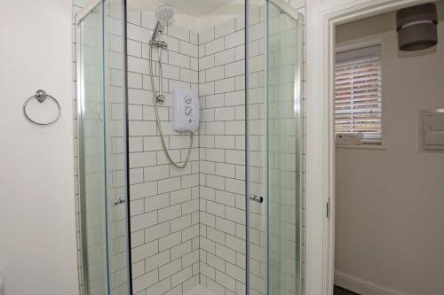 特尔福德Hartshorne House的带淋浴的浴室和玻璃淋浴间