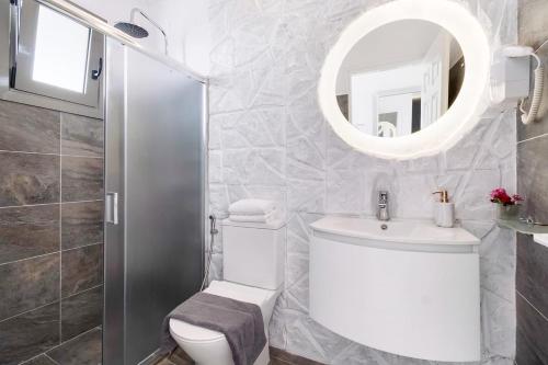 VlikhónChakalaka Resort的一间带卫生间、水槽和镜子的浴室