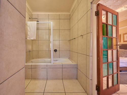 约翰内斯堡84第四号旅馆的一间带浴缸和淋浴间的浴室