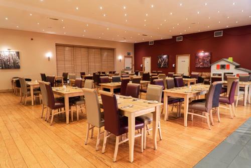 斯托诺韦卡拉德旅馆的用餐室配有桌椅