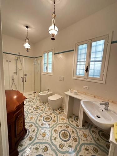 阿拉西奥Villa San Giorgio vista mare Alassio的一间带两个盥洗盆和淋浴的浴室