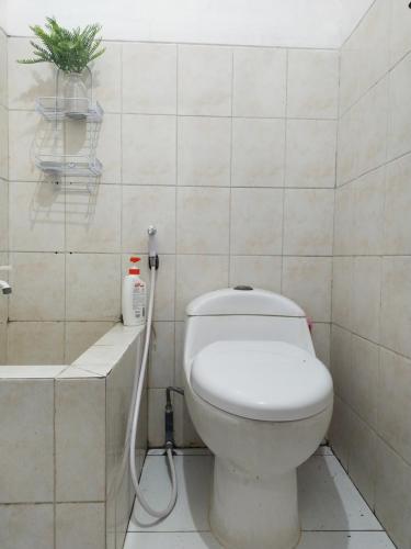 塔旺曼谷Argolawu Homestay的浴室配有白色卫生间和浴缸。
