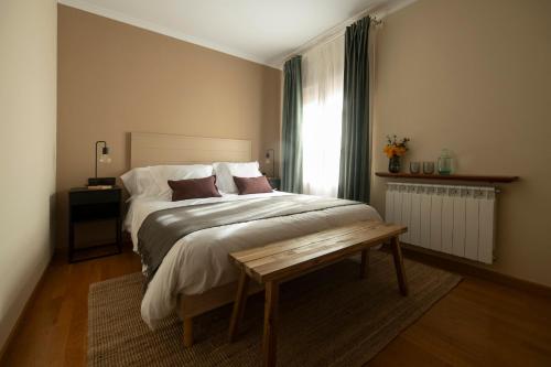 休拉纳Hotel Siuranella的一间卧室配有一张大床和一张桌子