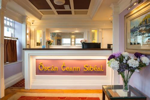 丁格尔西恩西比尔酒店的一种Ogasani奶油更衣室的标志
