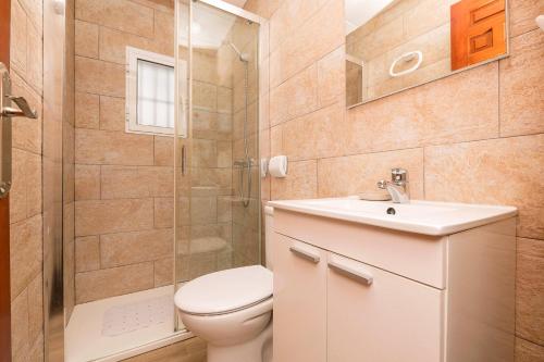 奇皮奥纳El Paseo del Faro的浴室配有卫生间、淋浴和盥洗盆。