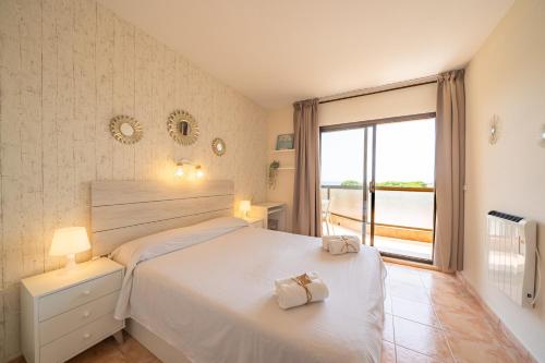 马尔格莱特德玛HomeHolidaysRentals Barcelona-Costa Barcelona的卧室设有白色的床和大窗户