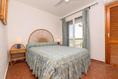 奇皮奥纳El Paseo del Faro的一间卧室设有一张床和一个窗口