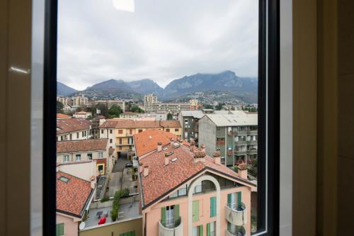 莱科Le Case Di Ferdinando的从窗户可欣赏到城市美景