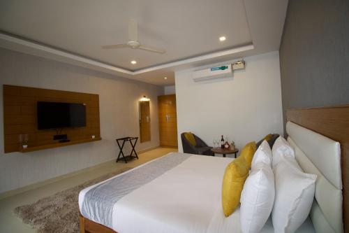 莫尔吉姆FabHotel Resort De Ashvem的酒店客房,配有床和电视