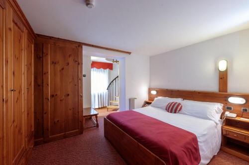 科瓦拉因巴迪亚米拉蒙蒂科瓦拉公寓式酒店的一间卧室配有一张带红色毯子的大床